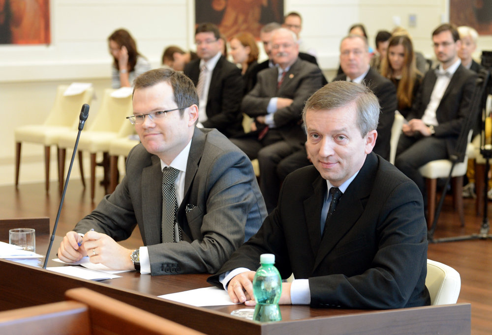 Advokát Peter Kubina zastupoval na Ústavnom súde aj prokurátora Jozefa Čentéša. Súd konštatoval, že bývalý prezident Ivan Gašparovič (v pozadí) porušil práva Čentéša, keď ho svojvoľne nevymenoval za generálneho prokurátora.