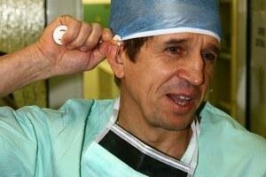 Časť voperujú do spánkovej kosti. Mikrofón zostáva na vonkajšej strane ucha. Jeho použitie názorne predviedol prednosta kliniky Marián Sičák.