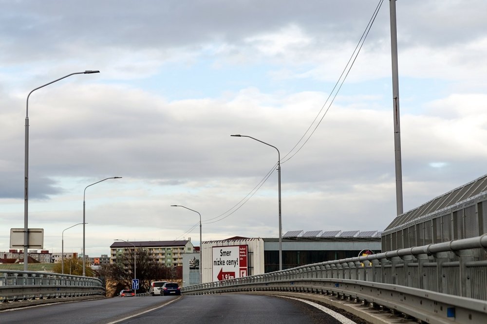 Malacky sa vysporadúvajú s vizuálnym smogom. Najviditeľnejším dôkazom je fasáda športovej haly, kde z pôvodných troch veľkých reklamných plôch zostala jedna. Zmizli aj pútače z verejného osvetlenia.