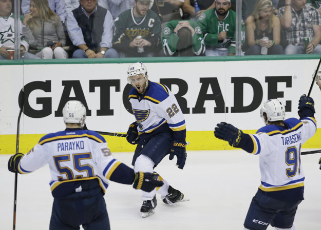 Kevin Shattenkirk (v strede) strelil jediný gól St. Louis.