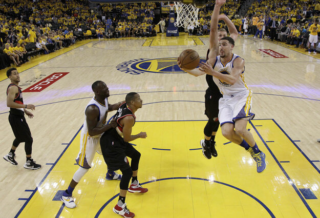 Klay Thompson (vpravo) zakončuje na kôš v zápase proti Portlandu.