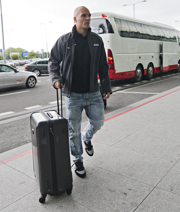 Andrej Sekera prichádza na letisko.
