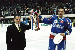 Tréner Július Šupler (vľavo) a kapitán výberu Oto Haščák držia v rukách trofej za víťazstvo v B-kategórii majstrovstiev sveta v roku 1995.