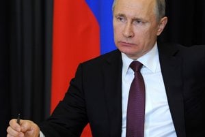 Putin privítal spustenie poslednej línie elektrického vedenia na Krym prostredníctvom videomostu zo svojej letnej rezidencie v Soči.