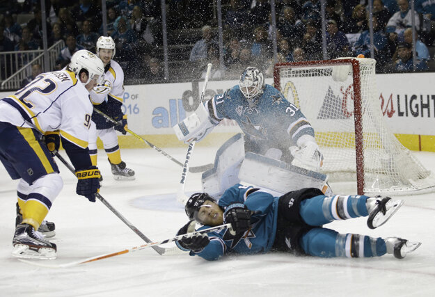 Brankár San Jose Sharks Martin Jones vychytal čisté konto v rozhodujúcej chvíli.