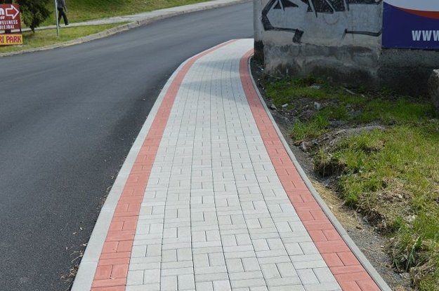 Chodník - odbočka Lazovná
