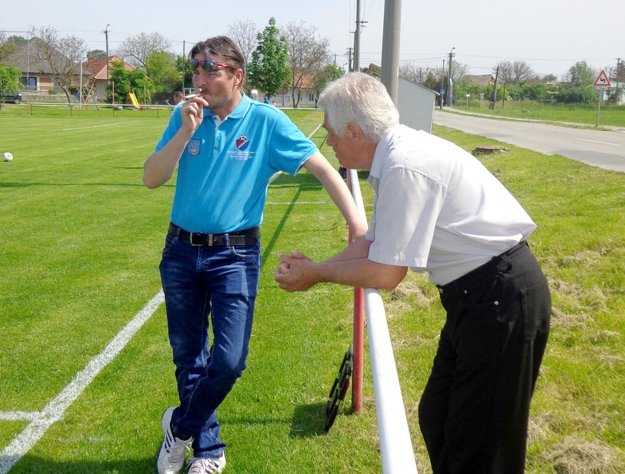 Zdravotník TJ Dyčka Peter Bušovský (v modrom) pred začiatkom stretnutia. (zdroj: Ľuboš Modzga „Šuker“)