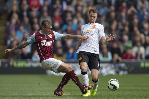 Jonny Evans (vpravo) v drese Manchestru United.