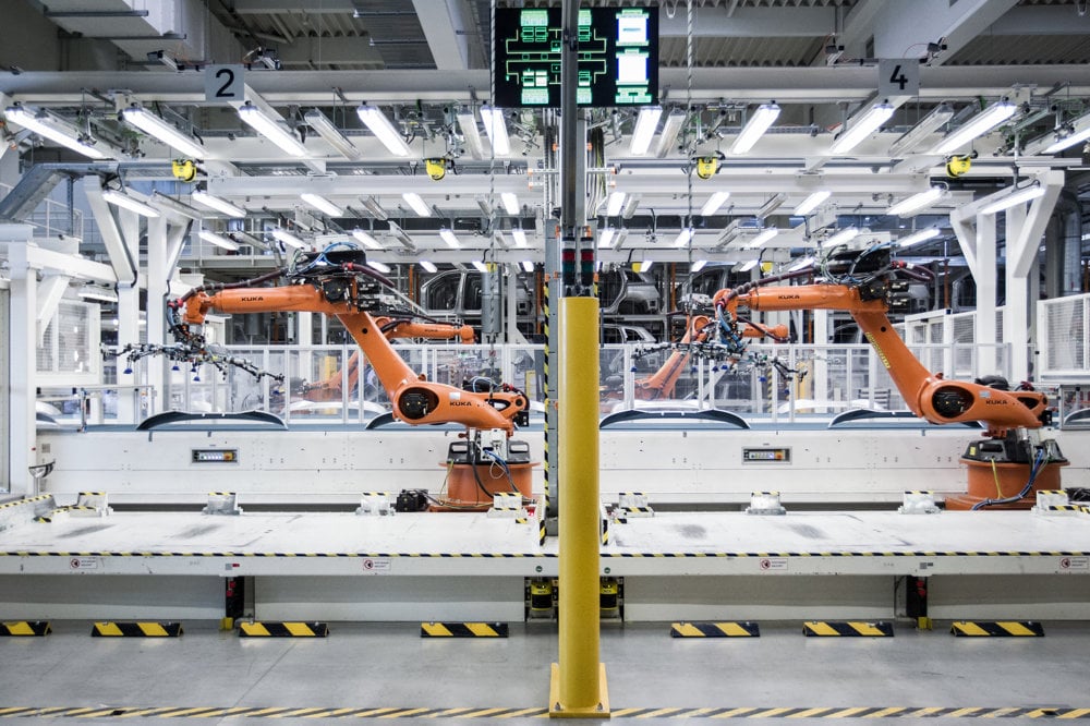Lisovňa vo Volkswagen Slovakia v Bratislave slúži na výrobu oceľových a hliníkových dielov pre bratislavský, ale aj iné závody koncernu Volkswagen. Jej srdcom je lis, ktorý je v súčasnosti najsilnejší v koncerne Volkswagen a dosahuje silu 91 000 kN. To predstavuje tlak, ktorý by vznikol ak by sa na seba naukladalo 4 245 Touaregov. Diely vychádzajúce z linky sa odoberajú ručne alebo sa o to postarajú roboty.
