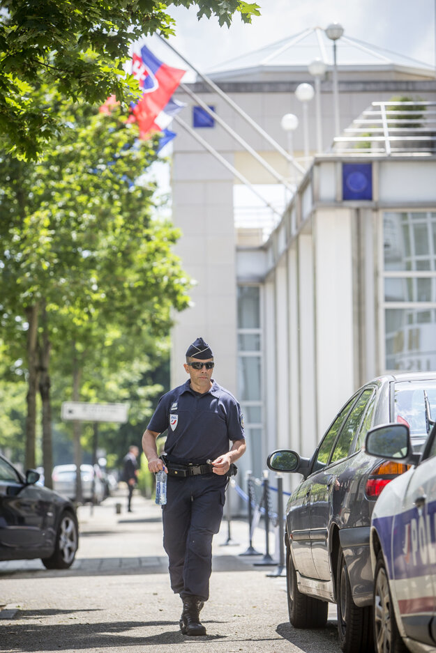 Ozbrojené zložky strážia našich hráčov 24 hodín denne.