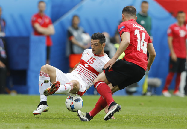 Švajčiar Blerim Dzemaili (vľavo) a Albánec Taulant Xhaka (vpravo) v súboji o loptu.