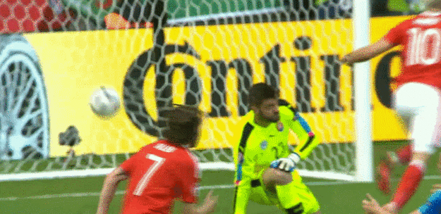 Hal Robson-Kanu strieľa gól Walesu na 2:1.