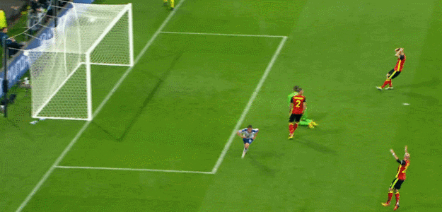 Emanuele Giaccherini strieľa vedúci gól Talianov.