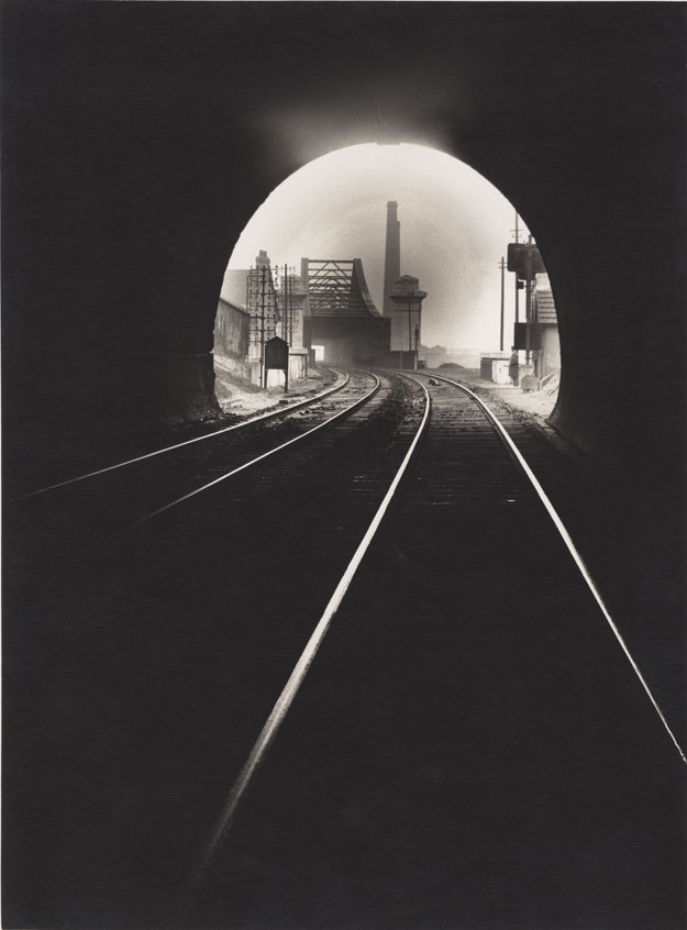 Pohľad do tunela Sainte-Catherine v Sotteville-lés-Rouen pôsobí výtvarne. 1931 – 1932.