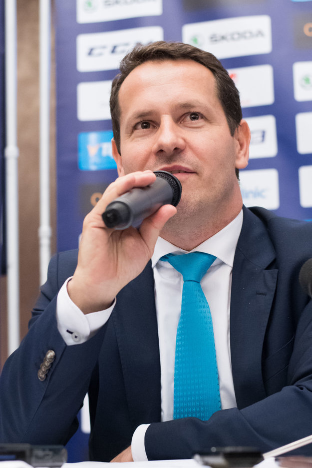 Martin Kohút odpovedá na otázky novinárov počas svojej prvej tlačovej konferencie ako nový prezident SZĽH.