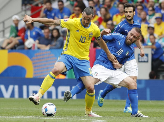 Daniele De Rossi (s číslom 16) sa pokúša odzbrojiť od lopty Švéda Zlatana Ibrahimoviča.