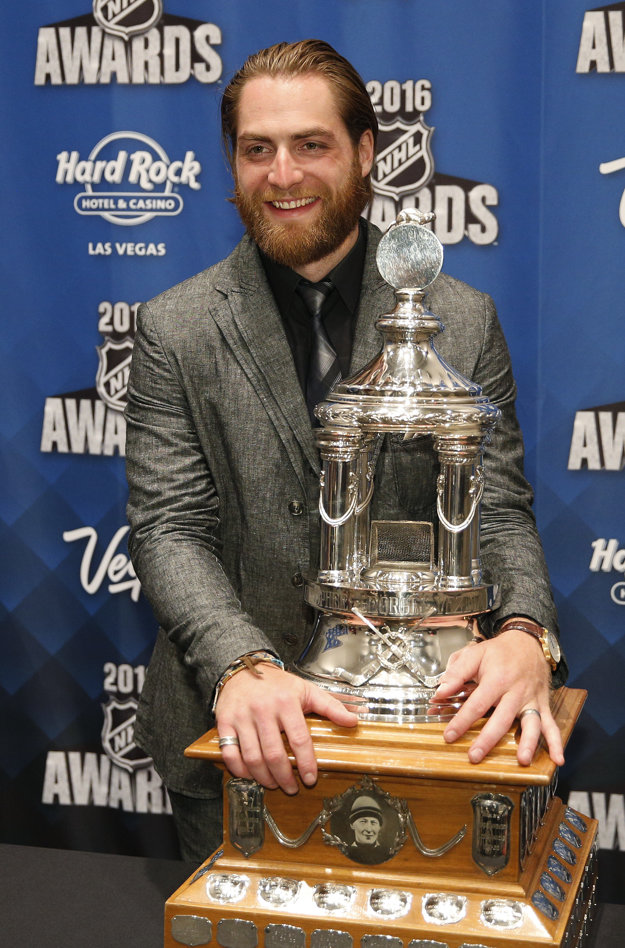Brankár Braden Holtby získal Vezina Trophy.