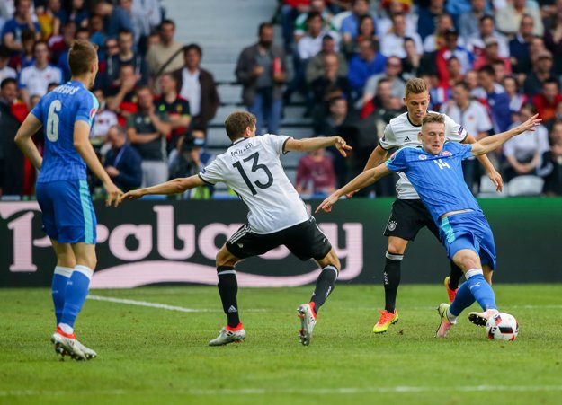 Milan Škriniar (číslo 14) hrá bez rešpektu a odvážne. Je príjemným prekvapením.