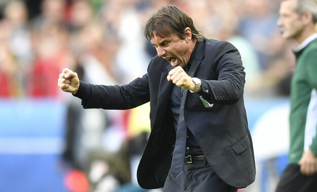 Behá popri čiare, je emotívny. Antonio Conte patrí medzi najlepších trénerov na EURO.