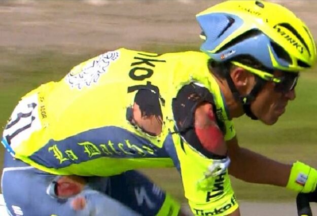 Doráňaný Alberto Contador bol jedným z obetí pádov v prvých dvoch etapách.