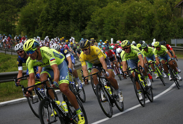 Peter Sagan aj v utorňajšej etape jazdil v žltom tričku.