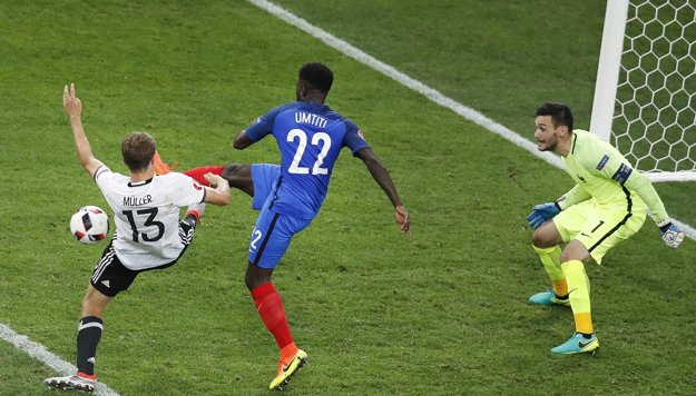 Thomas Müller (vľavo) sa na šampionáte nedokázal strelecky presadiť.
