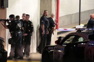 Polícia počas zásahu v Dallase.