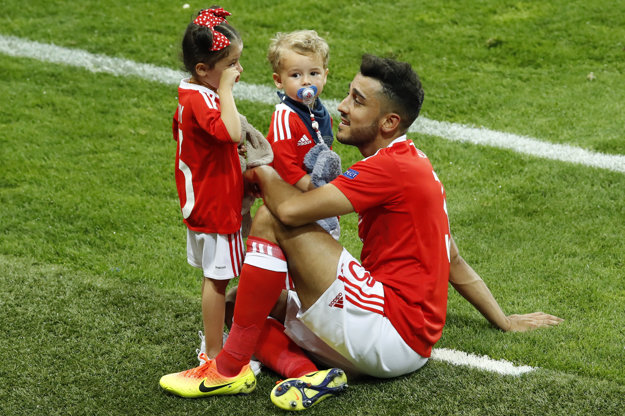 Aj Neil Taylor si na ihrisko priniesol deti.