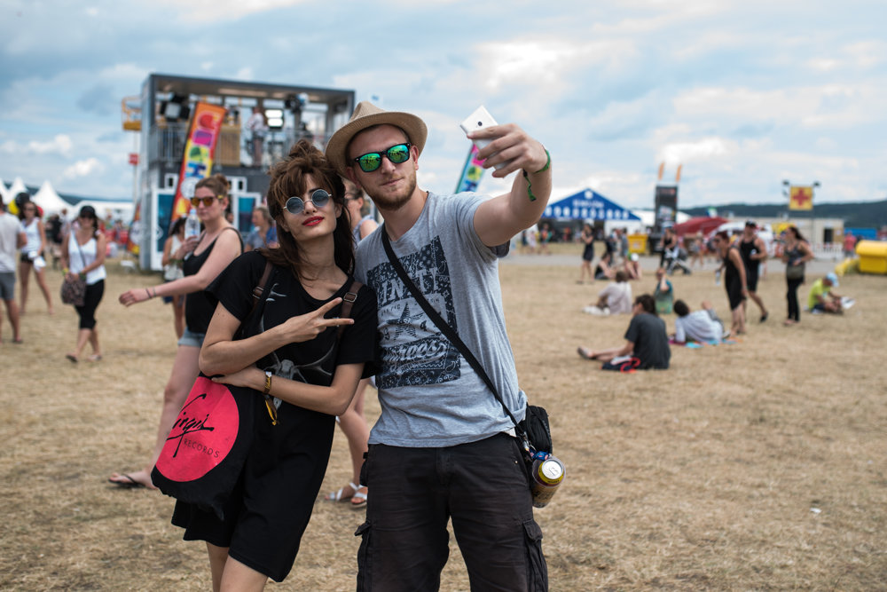 Speváčka Yael Shoshana Cohen si na obed vyšla na prechádzku po areáli festivalu.