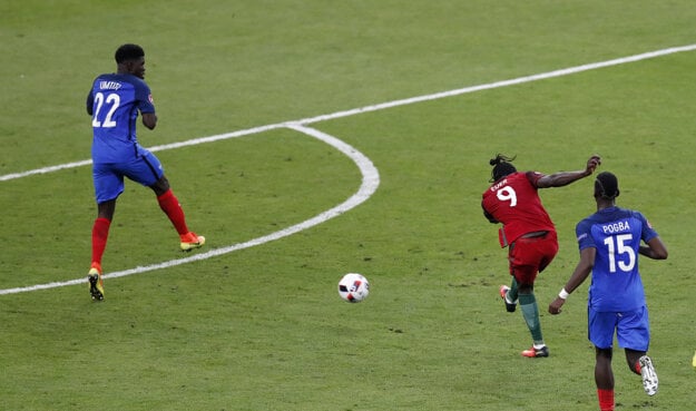 Éder (s číslom 9) strieľa gól v predĺžení. Týmto počinom sa zapíše do histórie.