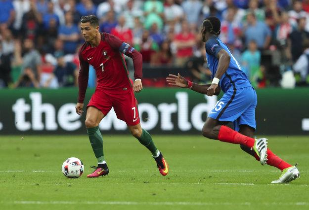 Cristiano Ronaldo (vľavo) je najlepším futbalistom svojej generácie, tvrdí Alex Ferguson.