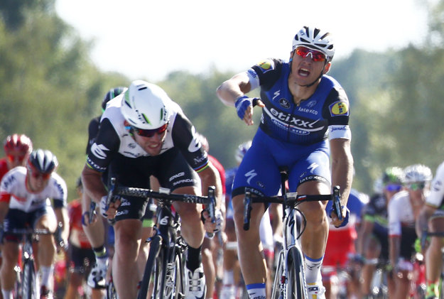 Marcel Kittel (vpravo) sa hneval na Marka Cavendisha.