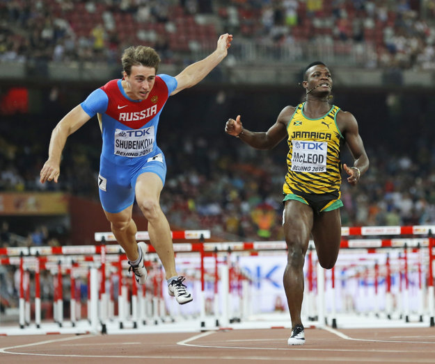 Rus Sergej Šubenkov (vľavo) víťazí vo finále na 110 m prekážky na MS v atletike v čínskom Pekingu.