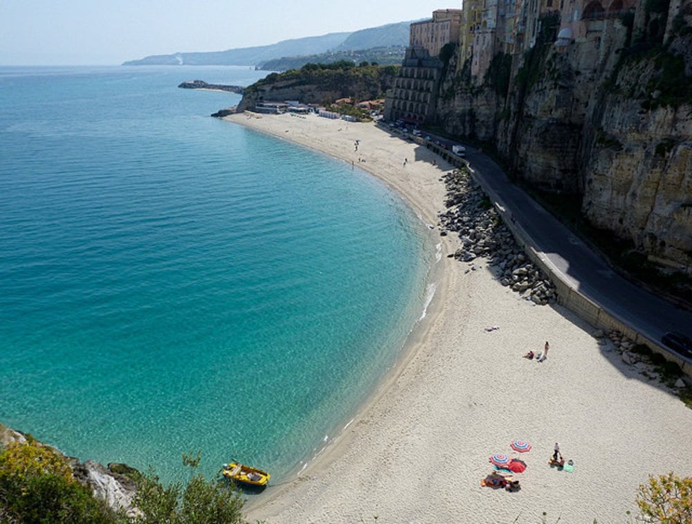 Pláž na Santa Maria dell'Isola.  (zdroj: flickr/cc/damian entwistle)