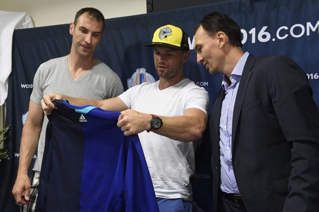 Zľava Zdeno Chára, Marián Gáborík a Miroslav Šatan si obzerajú dres pre výber Európy.