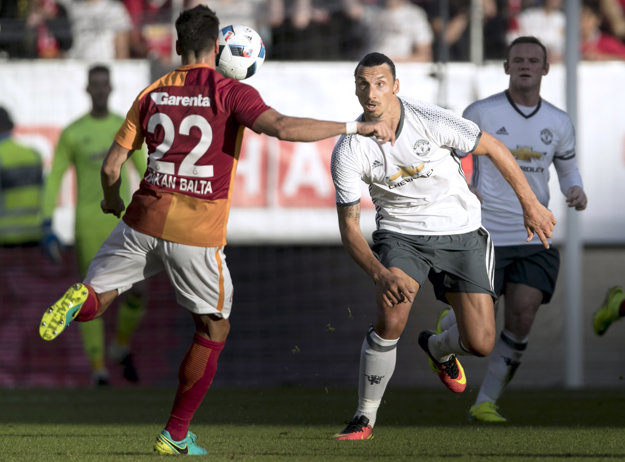 Zlatan Ibrahimovič (v strede) má za sebou premiéru v drese Manchestru United.