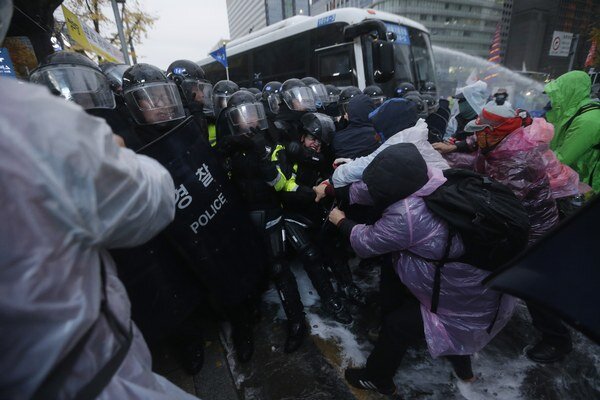 Juhokórejská polícia použila slzný plyn a vodné delá proti demonštrantom.
