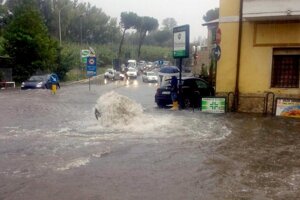 Ulice zaplavilo aj mestečku Ponte Lucano.