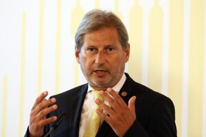 Hahn pripomenul, že Turecko z fondov EÚ prijme ročne približne 600 miliónov eur v rámci nástroja predvstupovej pomoci.