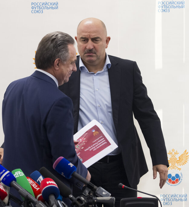 Nového trénera predstavil ruský minister športu Vitaly Mutko. (vľavo)