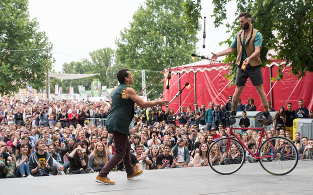 Akrobatistická dvojica Les dudes z Kanady vystupuje na festivale každý deň o štvrtej. (zdroj: SME - Michal Lukáč)