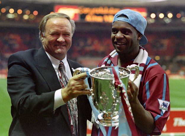 Tréner Ron Atkinson s Dalianom Atkinsonom.