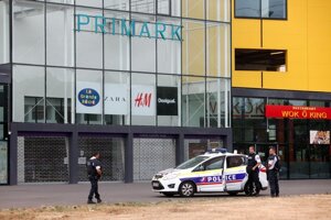 Polícia zastavila v okolí obchodu dopravnú premávku a obchody v blízkosti zatvorili.