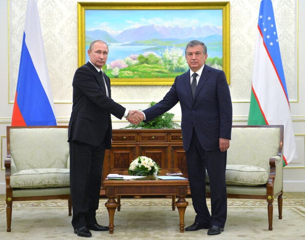 Vladimir Putin (vľavo) s premiérom Šavkatom Mirzijojevom. (zdroj: TASR/AP)