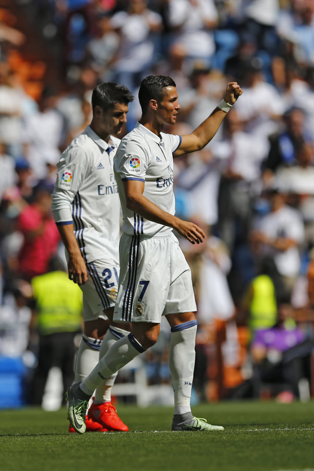 Cristiano Ronaldo (vpravo) sa teší zo streleného gólu.