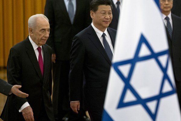 Šimon Peres (vľavo) počas uvítacieho ceremoniálu v Pekingu.