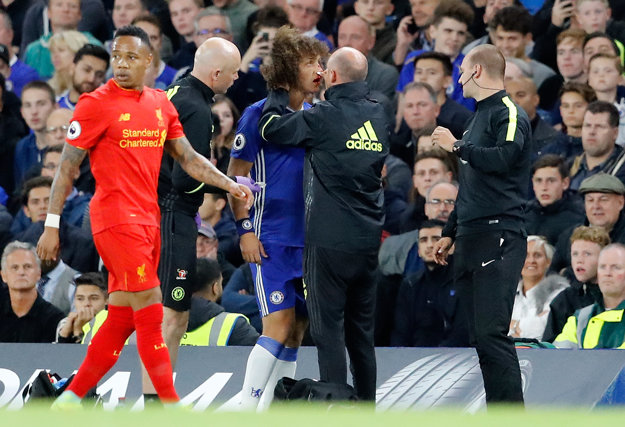 David Luiz musel pretrpieť zranenie nosa zo vzdušného súboja so Sadiom Maném.