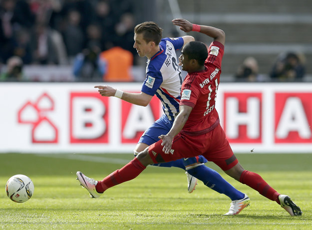 Peter Pekarík (vzadu) patrí dlhodobo medzi opory Herthy Berlín. Teraz bude opäť čeliť futbalistom Bayernu.