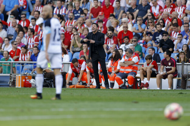 Diego Simeone koučuje svoj tím v zápase proti La Coruni.
