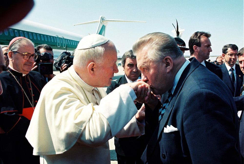 Michal Kováč víta na bratislavskom letisku 30. jpna 1995 pápež Jána Pavla II.